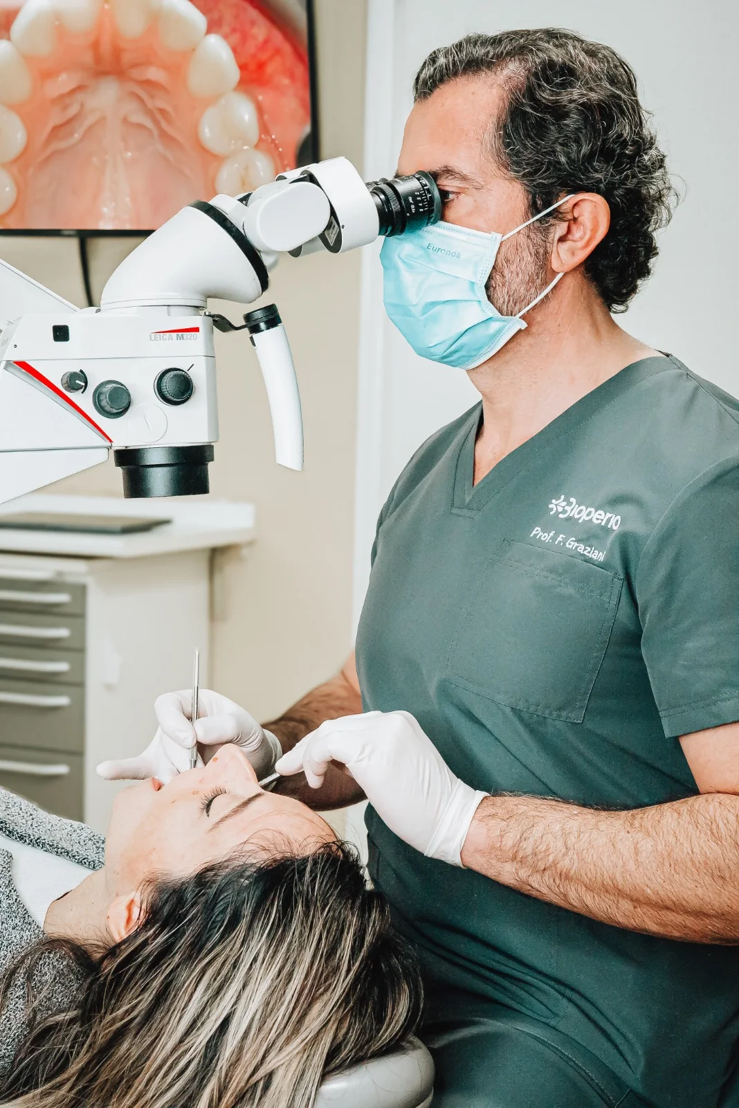 Il Prof. Filippo Graziani esegue una visita parodontale al microscopio operatorio